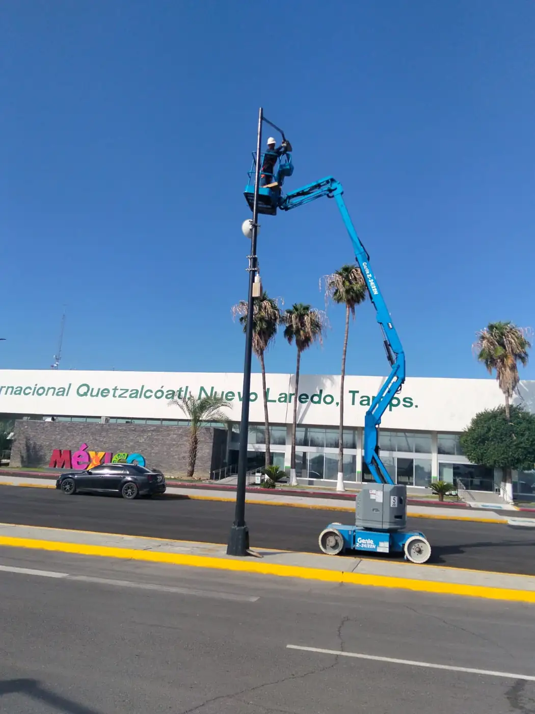 Mantenimiento de alumbrado frente a la terminal de Nuevo Laredo