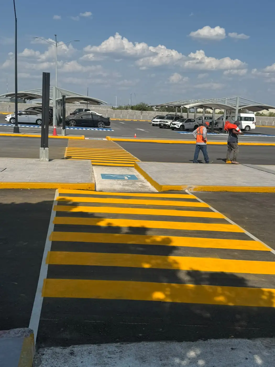 Cruce peatonal recién pintado en amarillo