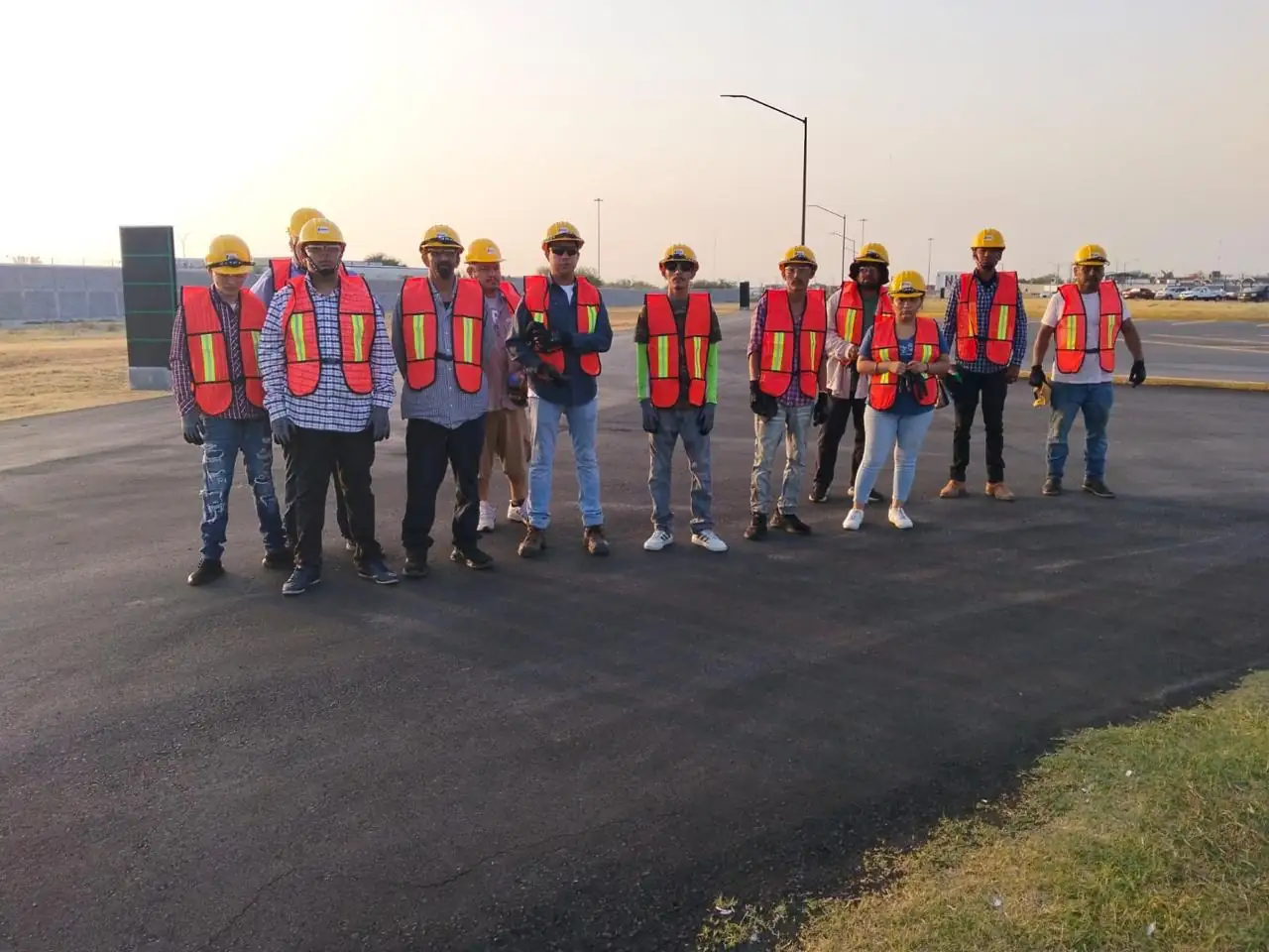 Equipo de SIDEC en obra en el Aeropuerto de Nuevo Laredo