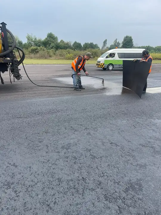 Trabajos de bacheo y sello en pista