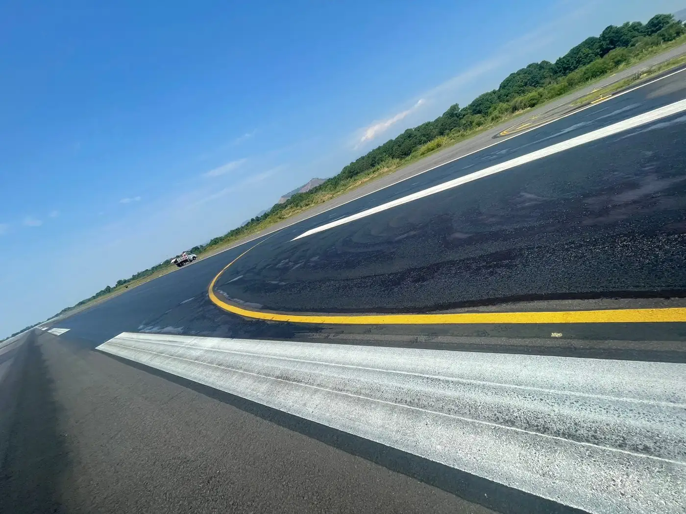 Pista sellada con señalamiento renovado