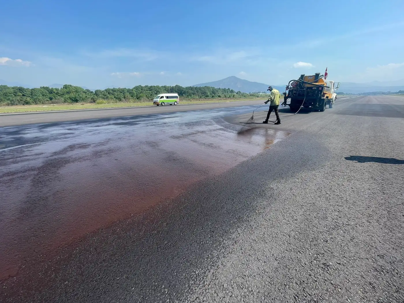 Riego de sello en la pista del Aeropuerto Internacional de Uruapan